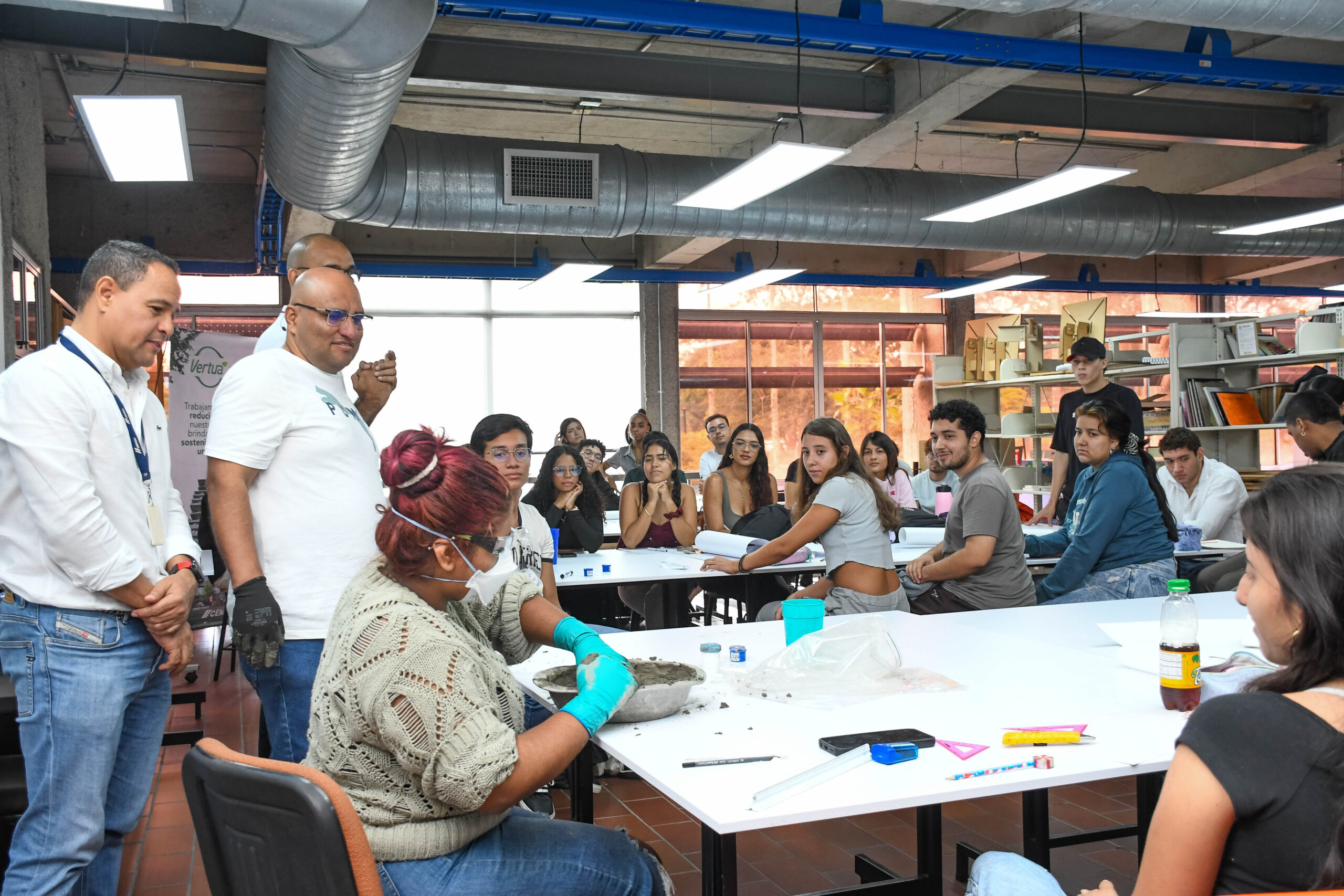 Estudiantes de Arquitectura de la San Buenaventura Cali fortalecen su formación técnica junto a Cemex Colombia